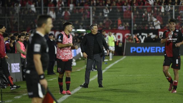 El técnico rojinegro Fran Kudelka vive los partidos con mucha intensidad. Este del debut en el Clausura no fue la excepción.