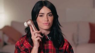 Lali Espósito con el succionador de clítoris (satisfyer) que siempre lleva en su cartera.