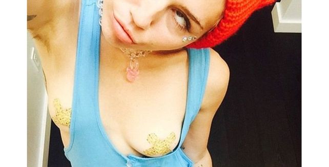 Miley Cyrus promueve pezones libres
