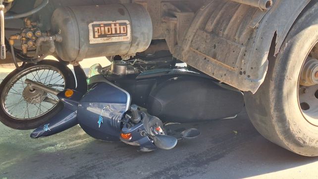 Una moto y un camión chocaron en Laprida y Gaboto.&nbsp;