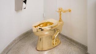 El museo Guggenheim de Nueva York instaló un inodoro de oro a disposición del púbico