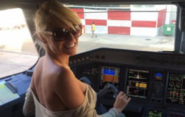 El copiloto remarcó que fue el piloto “quien la invitó a viajar en la cabina.