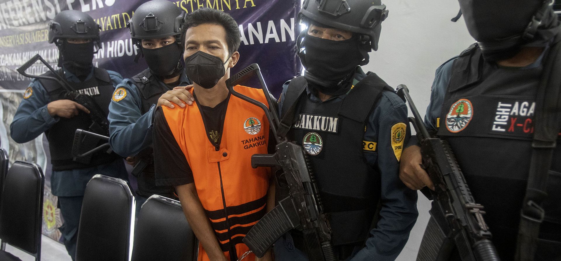 Policías forestales escoltan a un presunto contrabandista de vida silvestre durante una conferencia de prensa en Medan, en el norte de Sumatra, Indonesia, el martes 26 de noviembre de 2024. (Foto AP/Binsar Bakkara) Policías forestales escoltan a un presunto contrabandista de vida silvestre durante una conferencia de prensa en Medan, en el norte de Sumatra, Indonesia, el martes 26 de noviembre de 2024. (Foto AP/Binsar Bakkara)