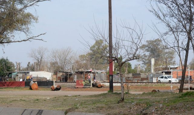 Tres hombres fueron emboscados a balazos sobre las vías del ferrocarril que separan barrio El Eucaliptal con Caseros en Villa Gobernador Gálvez. Uno murió y otro está en estado crítico.