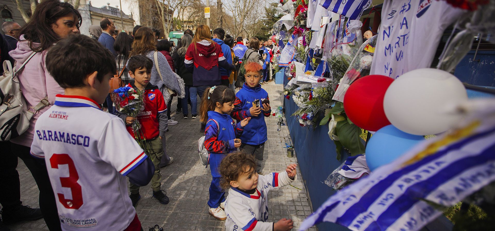 Un monumento en memoria del fallecido futbolista Juan Izquierdo se encuentra afuera de su club Nacional en Montevideo, Uruguay, el jueves 29 de agosto de 2024. Izquierdo murió en un hospital brasileño después de desplomarse el 22 de agosto durante un partido de la Copa Libertadores entre Nacional y Sao Paulo. (Foto AP/Matilde Campodonico) Un monumento en memoria del fallecido futbolista Juan Izquierdo se encuentra afuera de su club Nacional en Montevideo, Uruguay, el jueves 29 de agosto de 2024. Izquierdo murió en un hospital brasileño después de desplomarse el 22 de agosto durante un partido de la Copa Libertadores entre Nacional y Sao Paulo. (Foto AP/Matilde Campodonico)