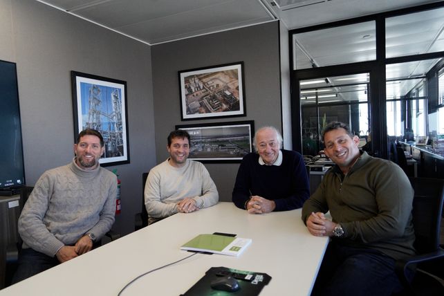 Tomás, Sebastián, Gustavo y Federico Pucciariello en las oficinas del holding en el Edificio Torre de la Bolsa de Comercio de Rosario.