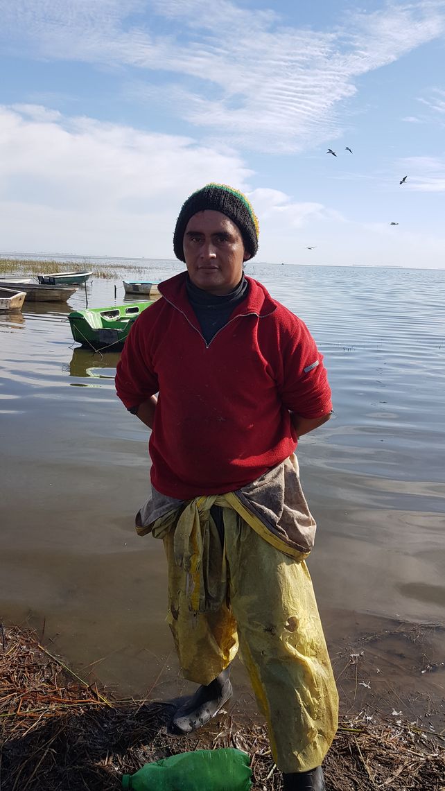 Cristián Fresco (36) trabaja como pescador de redes para ayudar a su padre de 60 años. Antes era albañil en Diego de Alvear.