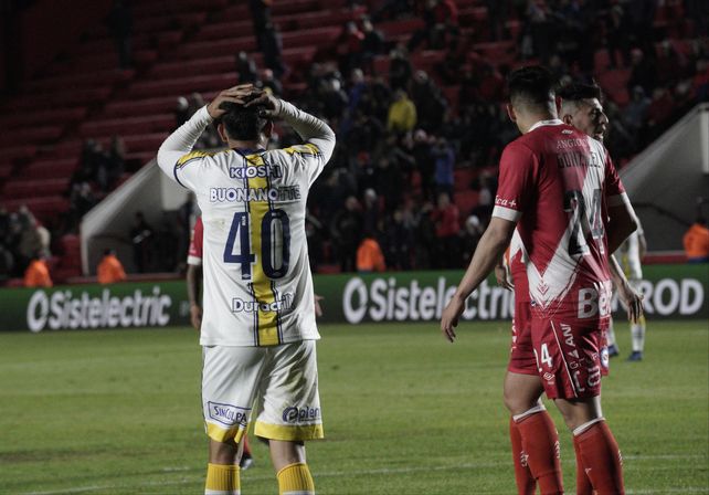 El chico Buonanotte se lamenta después de una chance malograda. No estuvo en mejor nivel en los dos últimos partidos.
