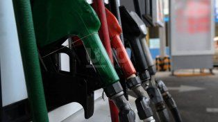 Estacioneros de Santa Fe preocupados por el congelamiento de precios: Una botella de agua sale más que un litro de nafta