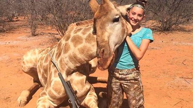 Una cazadora de 12 años causa indignación mundial