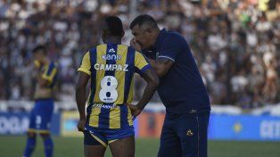 El DT de Central, Jorge Almirón, dialoga con el colombiano Jaminton Campaz.