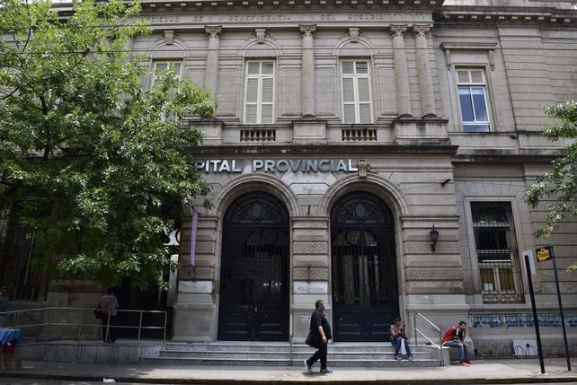 Crimen en zona sur. Un joven de 19 años fue baleado en barrio Tablada y sus familiares lo llevaron al Hospital Provincial