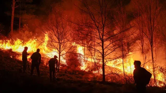 Unos 800 bomberos trabajan en los incendios de Córdoba. Llega Milei. Diputados quieren interpelar al secretario de Turismo