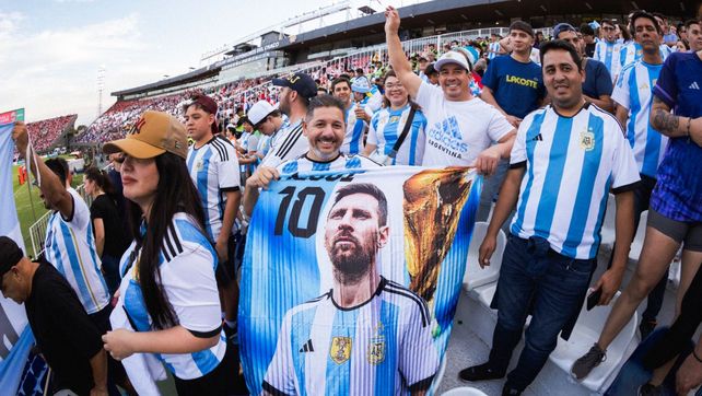La hinchada argentina en el Defensores del Chaco de Paraguay