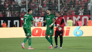 Williams Barlasina saluda a Gabriel Arias, reemplazado en el arco de Newells por lesión.