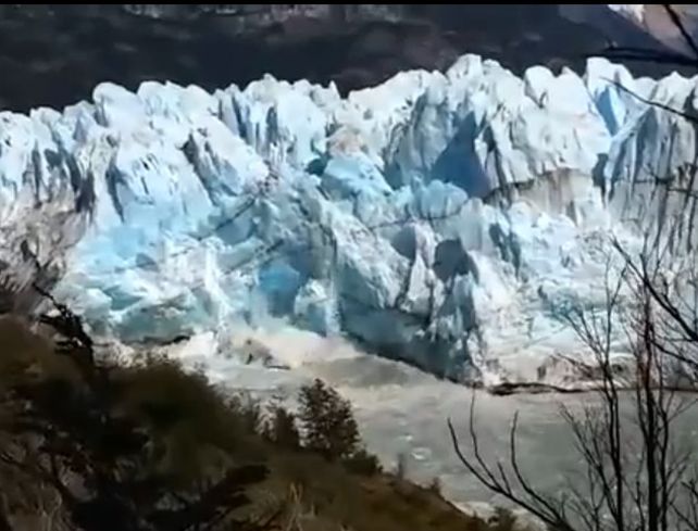 El espctáculo es seguido por cientos de turistas de distintas partes del mundo.