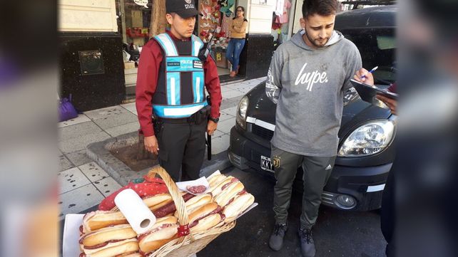 Demoraron a un vendedor de sándwiches en la calle y lo bancaron en las redes