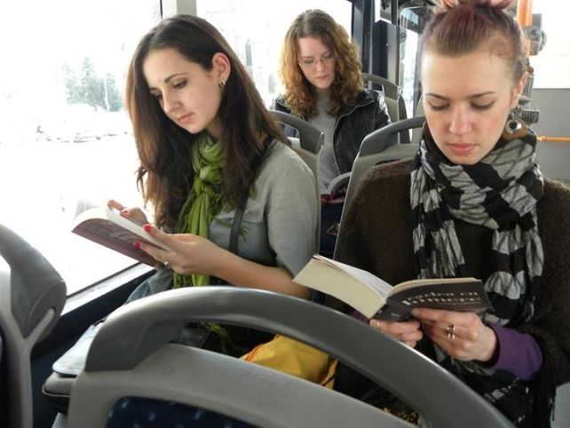 El viaje será gratis para los lean en el ómnibus.