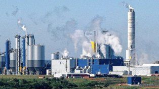 La irrisoria multa a UPM por el derrame de 6.000 litros de ácido sulfúrico en el Río Uruguay.
