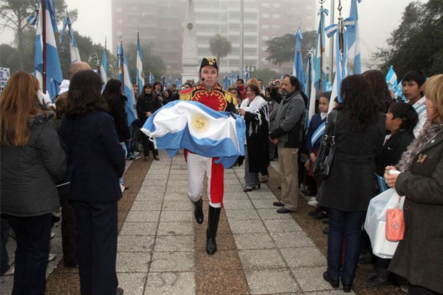 Alumnos de 4to grado juraron lealtad a la Bandera en la Plaza 25 de Mayo