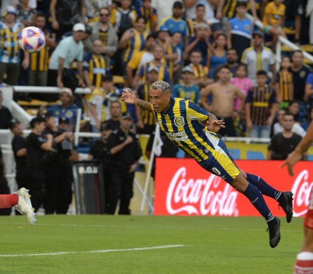 Jhonatan Candia mete una palomita letal en el debut de Central en el torneo, ante Argentinos Juniors.