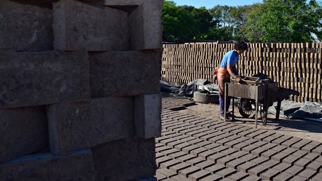 La gestión cooperativa de ladrilleros crece con el apoyo del Estado provincial.