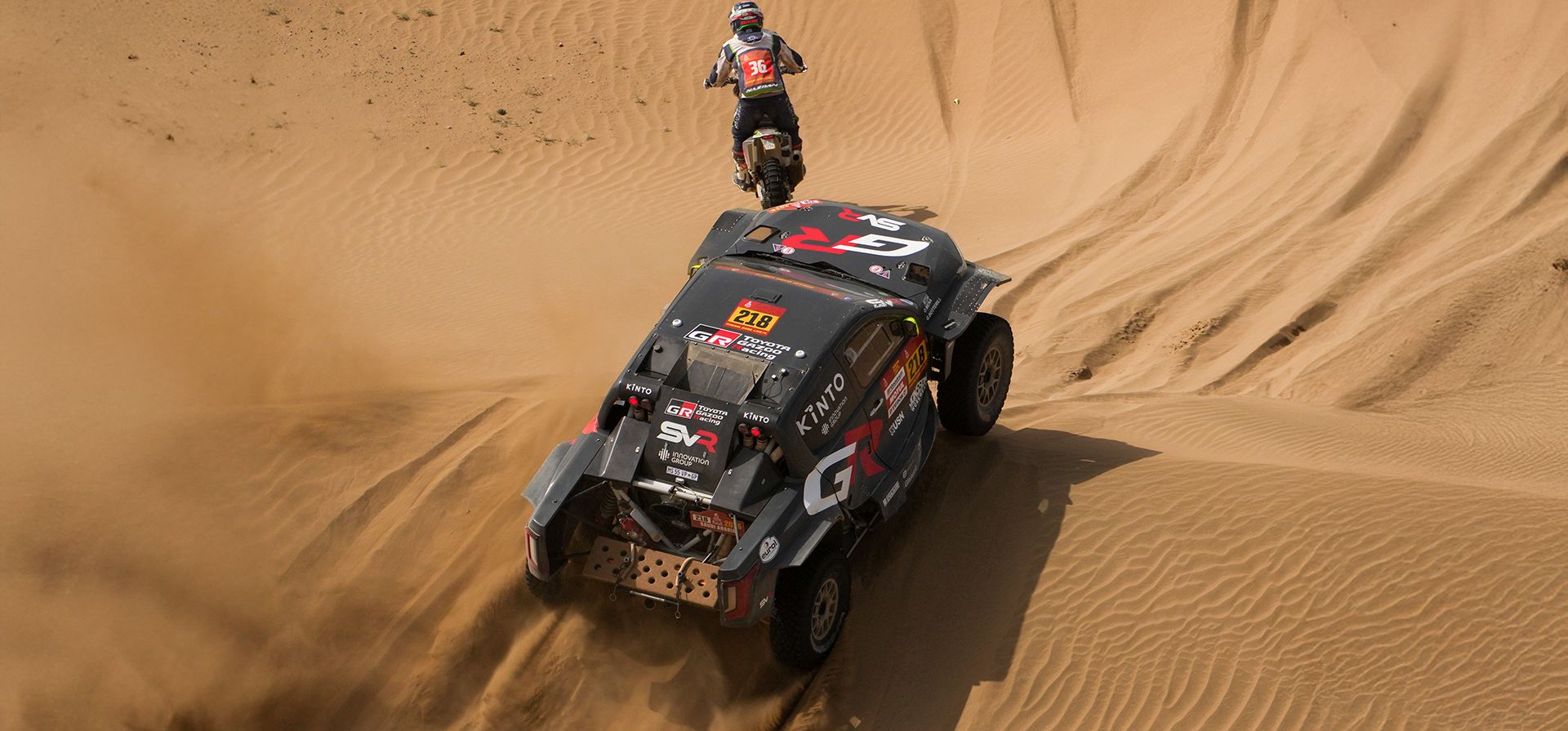 El piloto Guy Botterill y su copiloto Oriol Mena compiten con el piloto David Pabiska durante la duodécima etapa del Rally Dakar entre Al Henakiyah y Yanbu, Arabia Saudita, el viernes 16 de enero de 2026. (Foto AP/Thibault Camus)