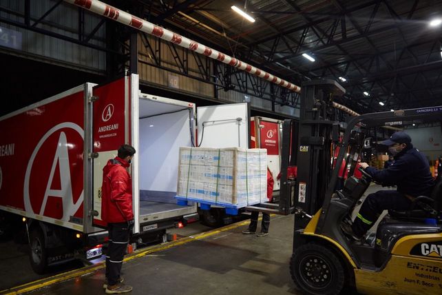 EZEIZA. Las últimas Sinopharm llegadas son cargadas a un camión de Andreani.