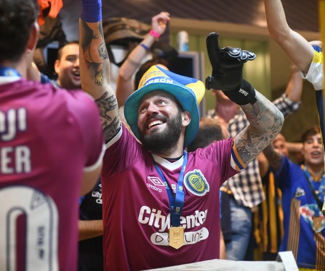 Como un chico. Aún con los guantes puestos