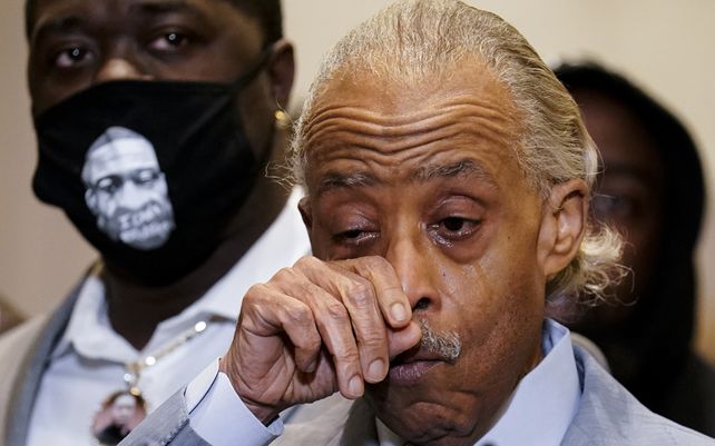 El reverendo Al Sharpton llora