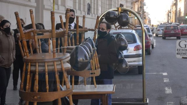 Hoteleros y gastronómicos sacan mesas, camas y vajillas a la calle