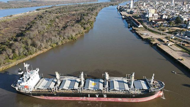 Este miércoles arribó el primero de dos buques al puerto de Concepción del Uruguay.