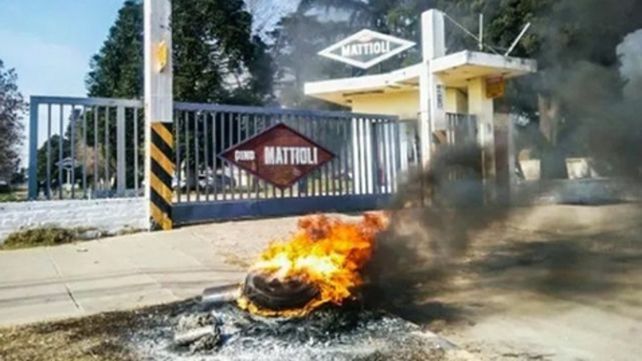 Protesta. Los trabajadores de Mattioli tomaron la fábrica de La Matanza.