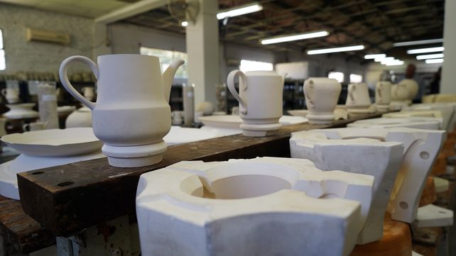 En el outlet pueden verse algunos detalles del proceso de fabricación de piezas de porcelana.
