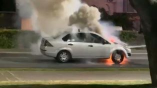 Un auto ardió en llamas en plena avenida Pellegrini y su conductor resultó ileso