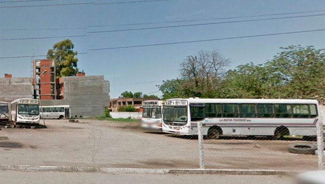 Tucumán: cambiaba la rueda de un colectivo, falló el gato hidráulico y murió aplastado