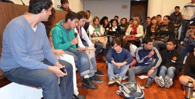 El Tano Vella y Santiago Zurbriggen leyeron cuentos en el Concejo