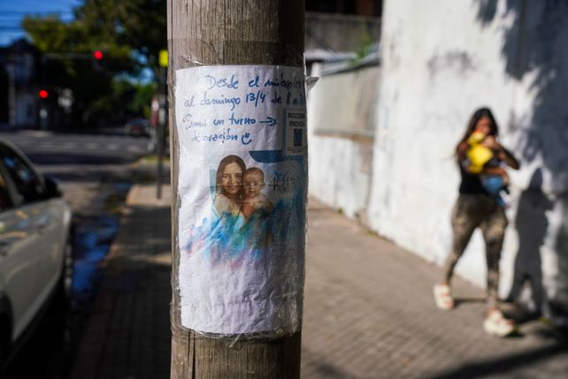 Organizaciones ProVida colocan carteles frente al Hospital Roque Sáenz Peña de Rosario. Foto: Celina Mutti Lovera