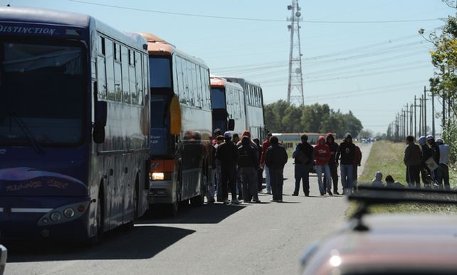 No les alcanzó con matarlo a tiros, lo agarraron a patadas por todos lados y quedó en el piso