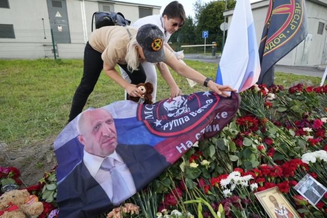 J&oacute;venes rusos rinde homenaje a Prigozhin en San Petersburgo, la ciudad donde ten&iacute;a su sede central la empresa Wagner. &nbsp; &nbsp;