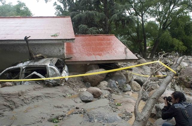 El temporal de lodo y agua se inició en la noche del jueves a y arrasó con un camping