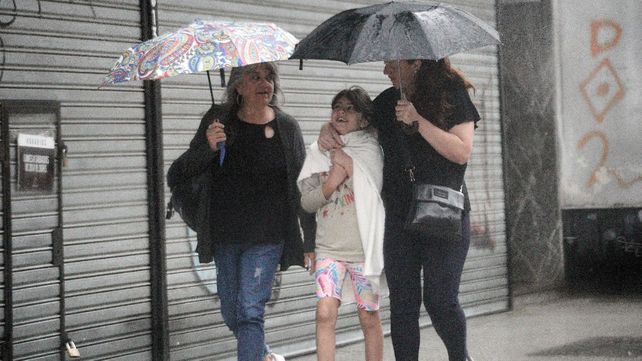 Rosario amaneció con una lluvia constante que se fue disipando con el correr de las horas.