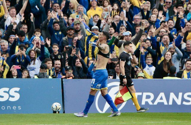 Angelito Di María celebra de cara a los hinchas tras convertir de penal. Su reestreno en el Canalla fue con gol incluido.