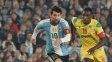 la cinta de capitan con los colores rojo y negro para lionel messi en su despedida