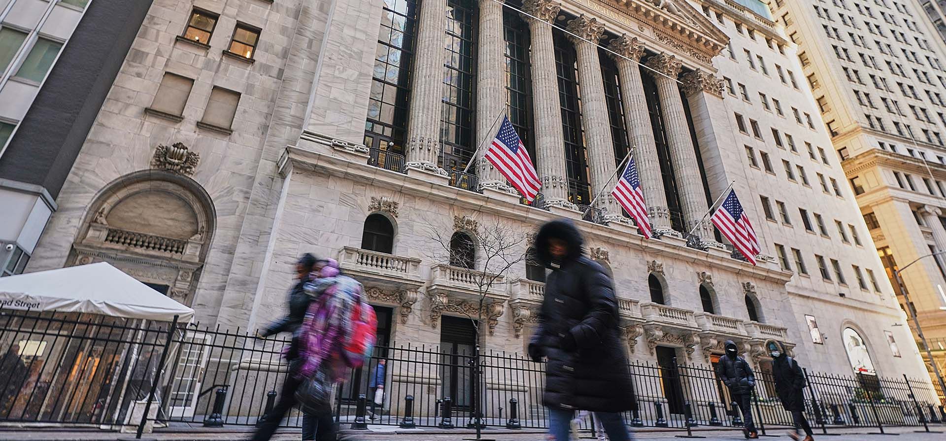 Pasajeros pasan por la Bolsa de Valores de Nueva York el martes 20 de enero de 2026. (Foto AP/Richard Drew) Pasajeros pasan por la Bolsa de Valores de Nueva York el martes 20 de enero de 2026. (Foto AP/Richard Drew)