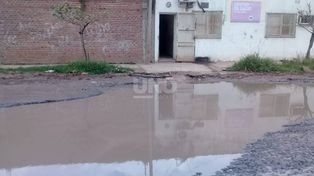 Reclaman mejoras por un hundimiento frente al centro de salud de Los Hornos