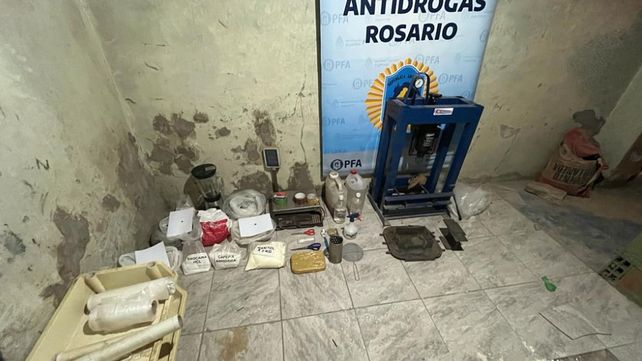 La Policía Federal realizó múltiples allanamientos en Rosario y secuestró drogas, precursores, balanzas de precisión y elementos de interés para la causa.