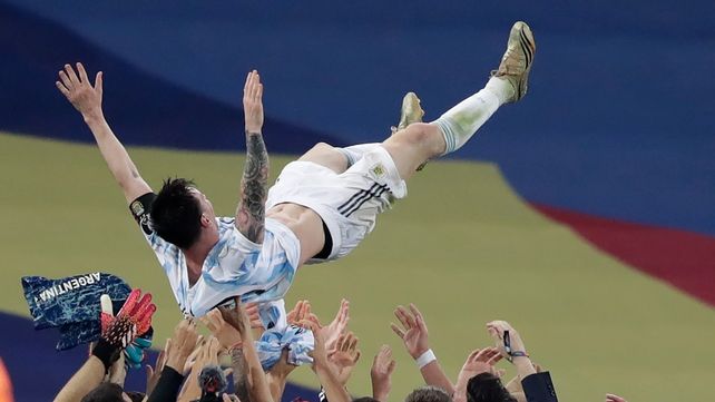 Hurra al capitán. Los jugadores levantan a Messi tras concretarse el campeonato. (AP)
