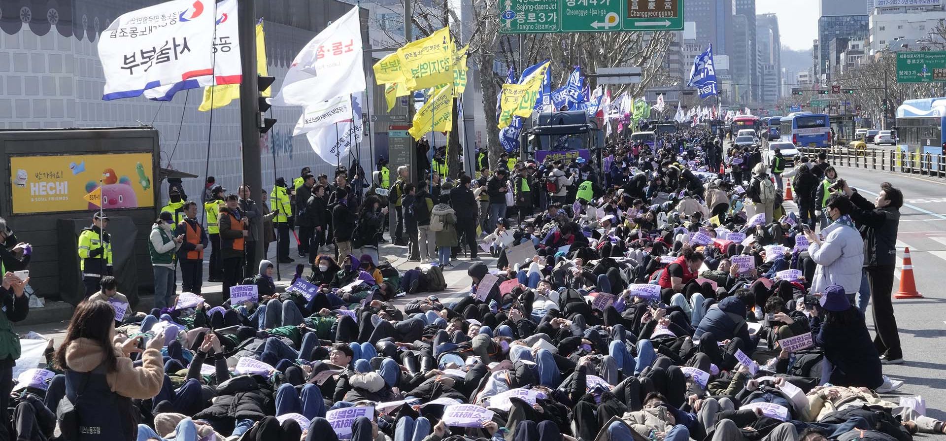 Miembros de la Confederación Coreana de Sindicatos simulan estar muertos durante una manifestación que conmemora el Día Internacional de la Mujer en Seúl, Corea del Sur, el viernes 8 de marzo de 2024. (Foto AP/Ahn Young-joon) Miembros de la Confederación Coreana de Sindicatos simulan estar muertos durante una manifestación que conmemora el Día Internacional de la Mujer en Seúl, Corea del Sur, el viernes 8 de marzo de 2024. (Foto AP/Ahn Young-joon)