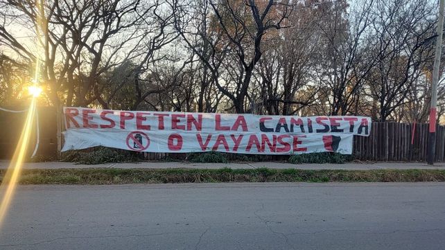 Newells: colgaron una bandera en Bella Vista pidiendo respeto a la camiseta